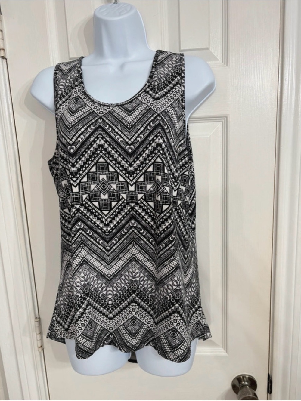 Black & White Geo Print Sleeveless Tank Top